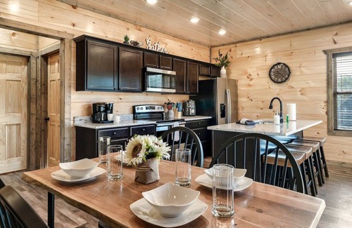 Sevierville Cabin | 85° Pool | Hot Tub |Game Room | Dollywood | Pigeon Forge | Gatlinburg
