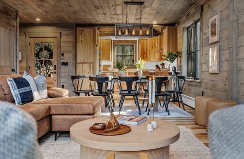 Bethel Ski Chalet | 85in TV | HotTub | HugeDeck | GameRoom | Playhouse