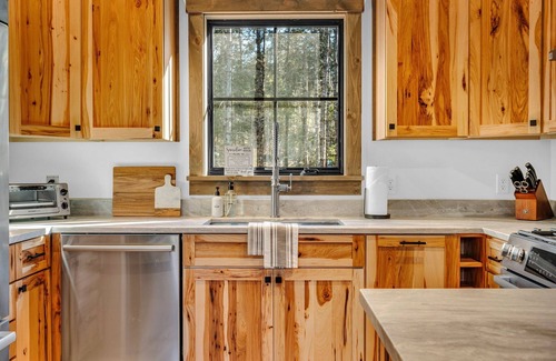 Bethel Ski Chalet | 85in TV | HotTub | HugeDeck | GameRoom | Playhouse