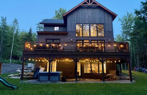 Bethel Ski Chalet | 85in TV | HotTub | HugeDeck | GameRoom | Playhouse