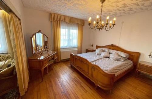 Riegelsberg Apartment | 85qm mit Garten und eigener Garage für 6 Personen, Moderne trifft Tradition - Apartment "Rosie"
