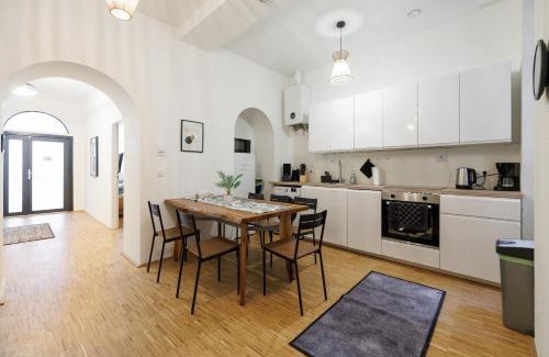 Hundsturm Apartment | 86 sqm with private courtyard - 3 Bedrooms