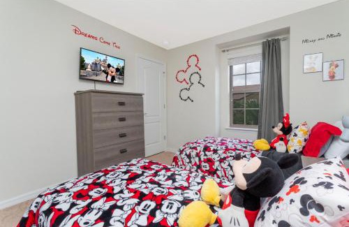 Lindfields House | 8843 GC Windsor at Westside Luxury 5 BR Townhome