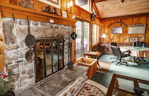 Killington Ski Chalet | 8BR 5Bath, spa, pool table, convenient spot 2 mi to lifts, 1/2 mi to restaurants