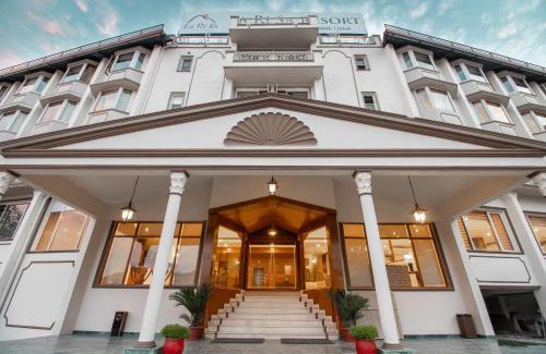 Shimla Hotel | 8fold by LaRiSa
