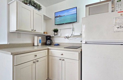 Diamond Head - Kapahulu - St. Louis Apartment | 8th floor Waikiki Beach Queen Bed Studio w/Kitchen & Pool-❤WAIKIKI GRAND HOTEL®