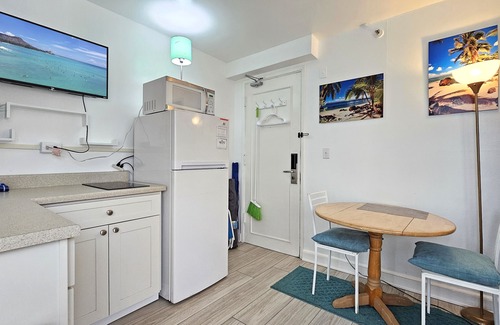 Diamond Head - Kapahulu - St. Louis Apartment | 8th floor Waikiki Beach Queen Bed Studio w/Kitchen & Pool-❤WAIKIKI GRAND HOTEL®