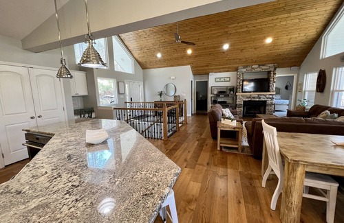 La Follette House | 9/9 Lakefront/Mountains/Woods - Protected Cove - Private Dock