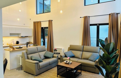 Antony Villa | 9-Bed Villa: WiFi, AC, Cathedral Lounge, Terrace, Garden, Parking & Near Pool/Pk