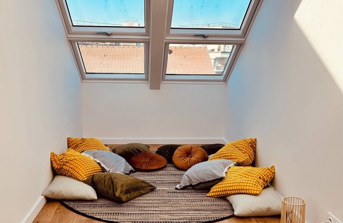 Antony Villa | 9-Bed Villa: WiFi, AC, Cathedral Lounge, Terrace, Garden, Parking & Near Pool/Pk