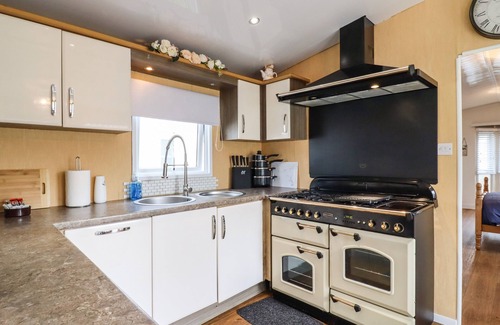 Clacton-on-Sea Cottage | 9 BIRCH GROVE, pet friendly, with a garden in St. Osyth