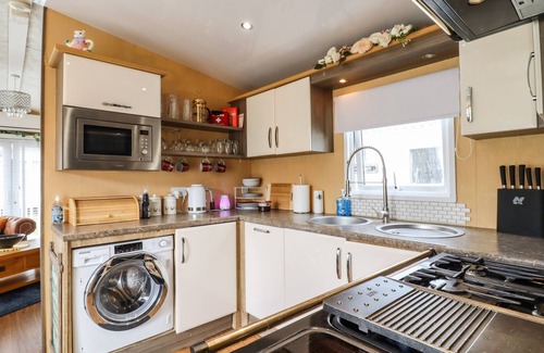 Clacton-on-Sea Cottage | 9 BIRCH GROVE, pet friendly, with a garden in St. Osyth