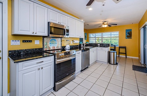 Bay Crest Park House | 9-ft Billiards - Easy Access to Tampa Bay - Hot Tub - Kayaking into nature