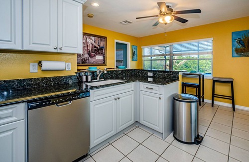 Bay Crest Park House | 9-ft Billiards - Easy Access to Tampa Bay - Hot Tub - Kayaking into nature