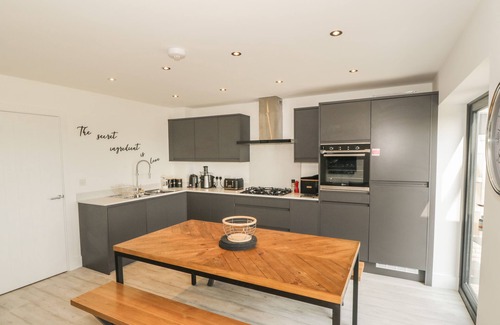 Llanfaelog House | 9 GWEL-YR-WYDDFA, pet friendly, luxury holiday cottage in Llanfaelog