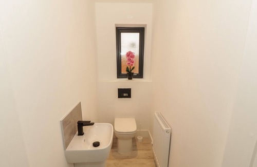 Llanfaelog House | 9 GWEL-YR-WYDDFA, pet friendly, luxury holiday cottage in Llanfaelog