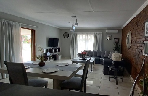 Boksburg House | 9 km from OR Tambo, 2 Bedrooms, Aircon, WIFI, DSTV (sleeps 4)