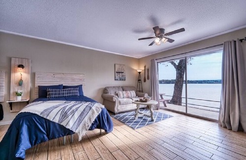 Hot Springs Hotel | #9 Main Channel - Double Bed Room
