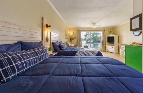 Hot Springs Hotel | #9 Main Channel - Double Bed Room