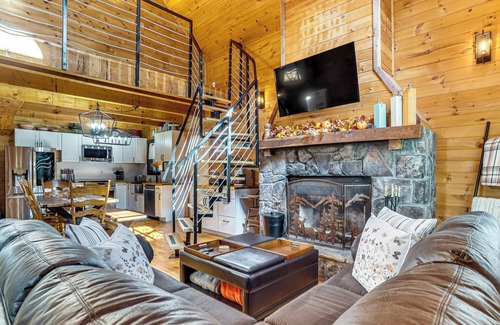Clarkesville Cabin | 9 Mi to Lake Burton: Cabin w/Deck Near Helen