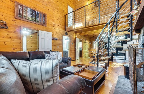 Clarkesville Cabin | 9 Mi to Lake Burton: Cabin w/Deck Near Helen