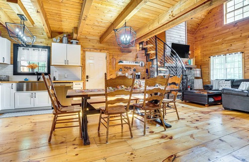 Clarkesville Cabin | 9 Mi to Lake Burton: Cabin w/Deck Near Helen