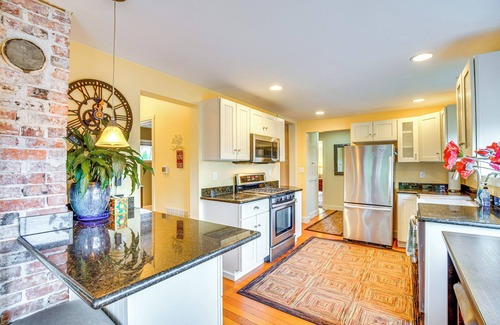 Milton House | 9 Mi to Tacoma: Home w/Deck in Milton!