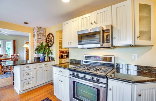 Milton House | 9 Mi to Tacoma: Home w/Deck in Milton!
