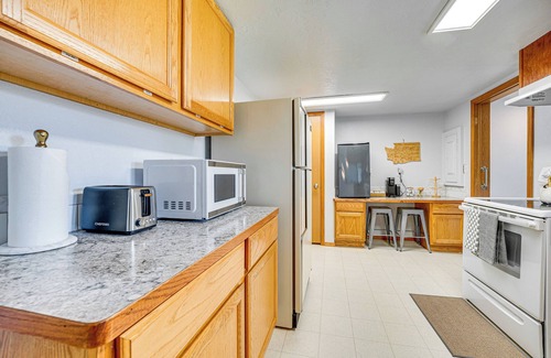 George House | 9 Mi to The Gorge: Updated Retreat w/Yard!