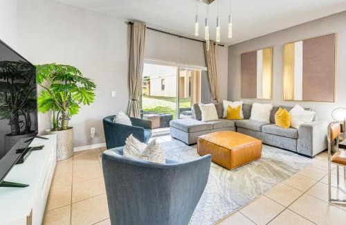Regal Palms House | 9 Mi to WDW Townhouse with Balcony in Davenport!