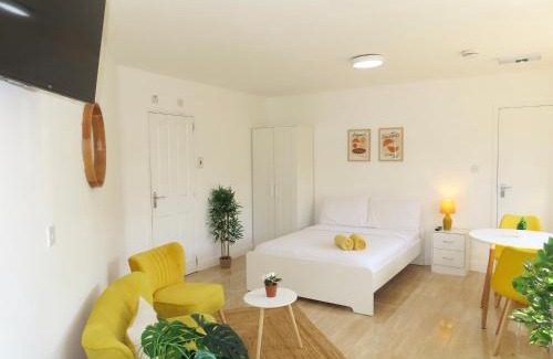 Bloxwich Apartment | 9 Mins to NEC, BHX & Resort World Apartment with FREE Parking
