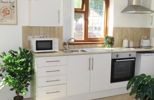 Bloxwich Apartment | 9 Mins to NEC, BHX & Resort World Apartment with FREE Parking