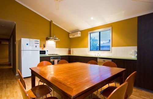 Exmouth House | 9 Skipjack Circle - Lovely Pet-Friendly Holiday Home with a Breezeway
