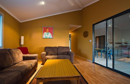 Exmouth House | 9 Skipjack Circle - Lovely Pet-Friendly Holiday Home with a Breezeway