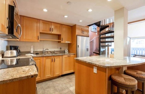 Vail Apartment | 9 Vail Road - Surrounded by Four Seasons Hotel in Vail Village - Hot Tub & Pool Walk To Lifts