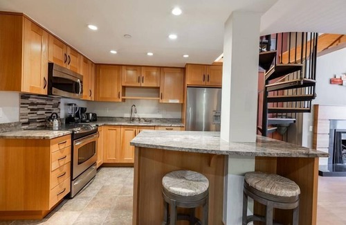 Vail Apartment | 9 Vail Road - Surrounded by Four Seasons Hotel in Vail Village - Hot Tub & Pool Walk To Lifts