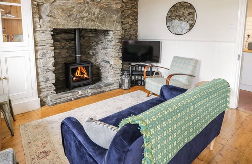 Tanygrisiau Cottage | 9 WEST END, pet friendly, with open fire in Blaenau Ffestiniog