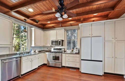 Brunswick House | 905 Seaside ~ History, Luxury, Pet, Pool, King Bds