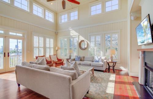 Isle of Palms House | 913 Carolina Boulevard by AvantStay Private Pool Ocean View Rooftop