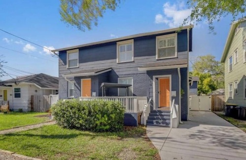 Southbank House | 919- Single Level Home, San Marco, Central, Convenient to Shops, Pets Ok