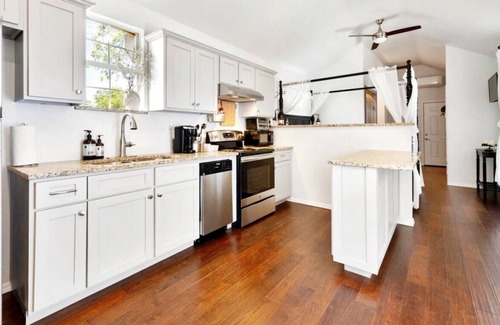 Alta Vista House | 921 W French Pl · Guest Casita with Colonial Decor 10 Mins to Alamo