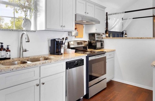 Alta Vista House | 921 W French Pl · Guest Casita with Colonial Decor 10 Mins to Alamo