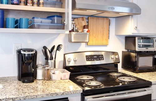 Alta Vista House | 921 W French Pl · Guest Casita with Colonial Decor 10 Mins to Alamo