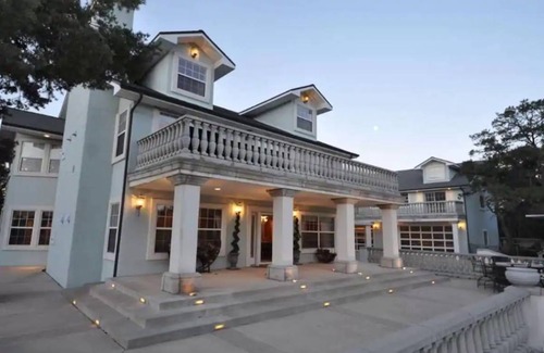 Tyrone House | 929 m² House ∙ 6 bedrooms ∙ 12 guests