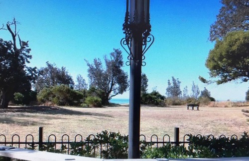 Rosebud House | 930 Big House OnTheBeach-30 metres Beach/Shops/Pub/Resturants-Leave Car Behind