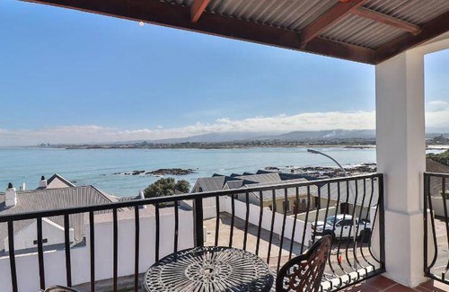 Gordons Bay Central Bed & Breakfast | 95 m² Bed and breakfast ∙ 127 guests