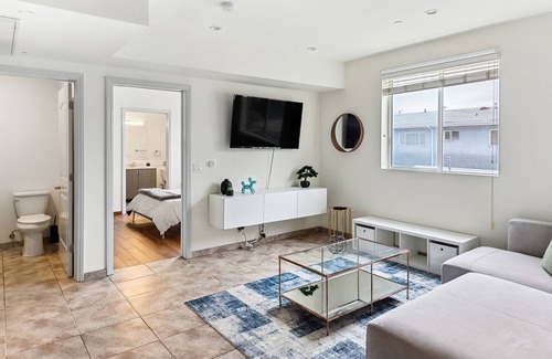East Hollywood Apartment | 953 N Normandie Ave