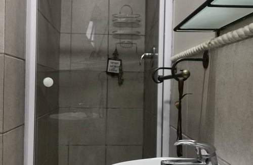 Edenvale House | 97 High Road Guest house