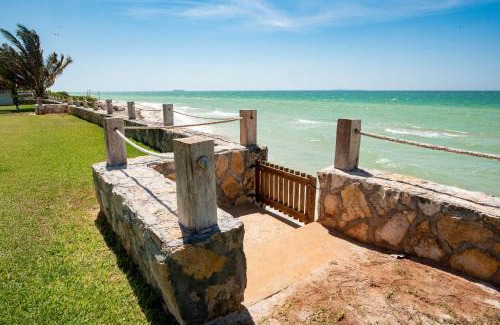 Chicxulub Puerto House | 97985 Stunning beachfront Suites Wi-Fi East of Progreso