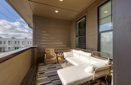 McFerrin Park House | 98 Degrees by AvantStay Covered Balcony Lounge Newly Built 4BDR Home